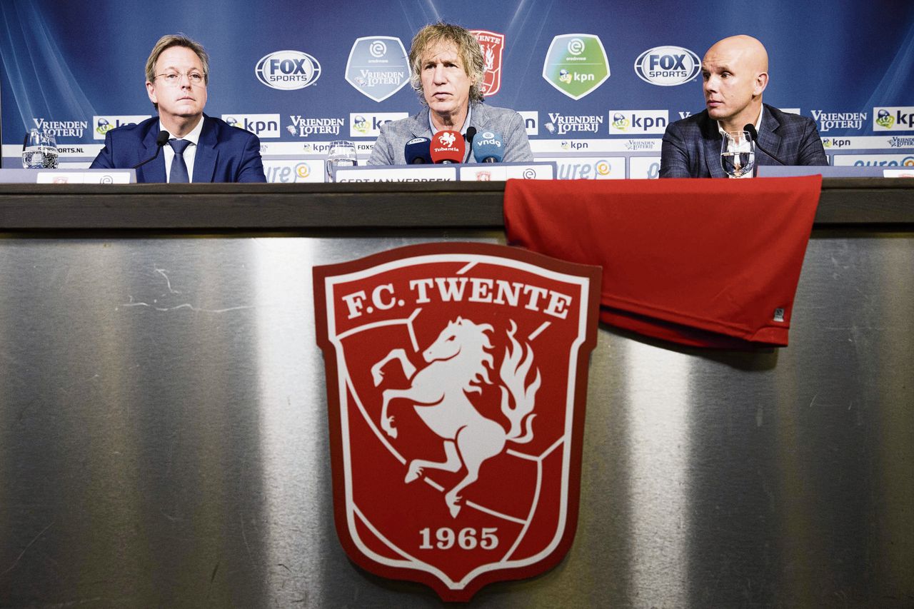De nieuwe trainer van FC Twente Gertjan Verbeek bij de presentatie in de Grolsch Veste, met naast hem financieel directeur Erik Velderman (links) en technisch en commercieel directeur Jan van Halst.