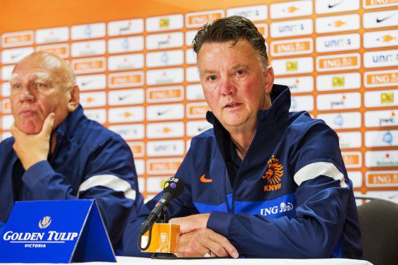 Bondscoach Louis van Gaal en perschef Theo Jansma (L) tijdens de persconferentie van het trainingskamp van het Nederlands elftal voor de oefeninterlands tegen Indonesie en China.
