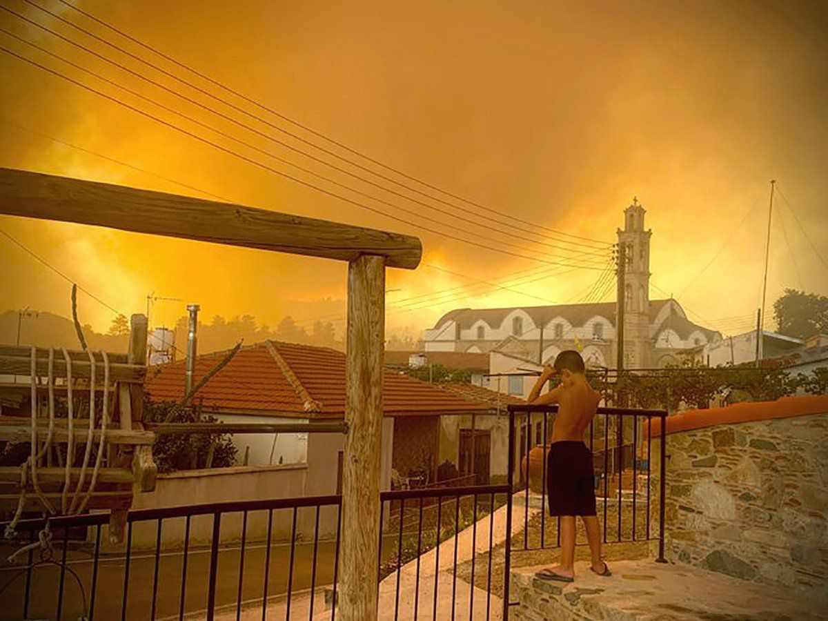 Rook van een natuurbrand is te zien in het dorp Ora in Cyprus.