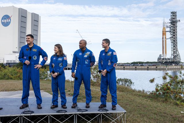 Jeremy Hansen, Christina Koch, Victor Glover en Reid Wiseman (v.l.n.r.) staan de pers te woord op het Kennedy Space Center in Florida.