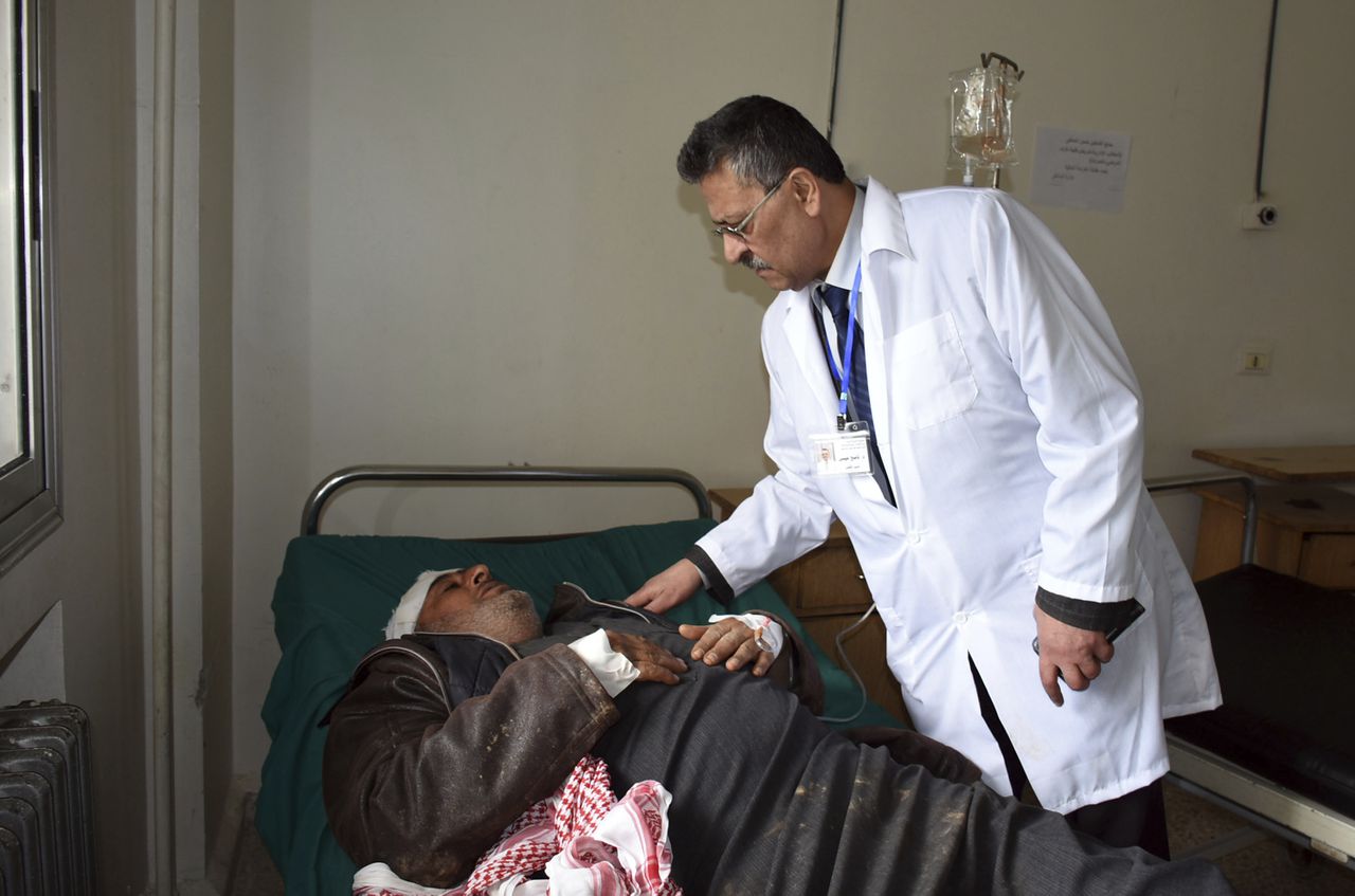 Een gewonde wordt verzorgd in een ziekenhuis in de buurt van Salamiyeh.