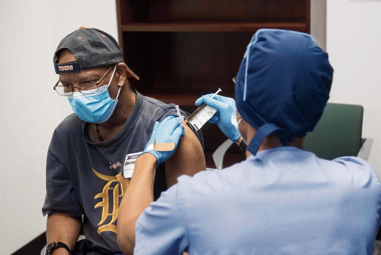 Een vrijwilliger krijgt een proefdosis van het vaccin Moderna mRNA-1273 in Detroit in de VS.