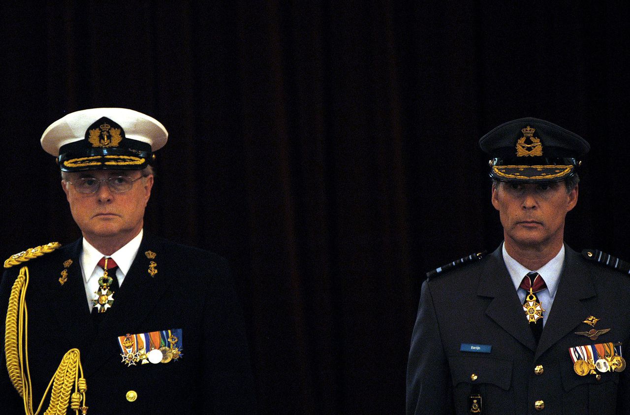 Den Haag:24.6.4 Oud chef defensiestaf luitenant-admiraal Luuk Kroon, links en rechts luitenant-generaal Dick Berlijn. foto NRC Handelsblad, Roel Rozenburg