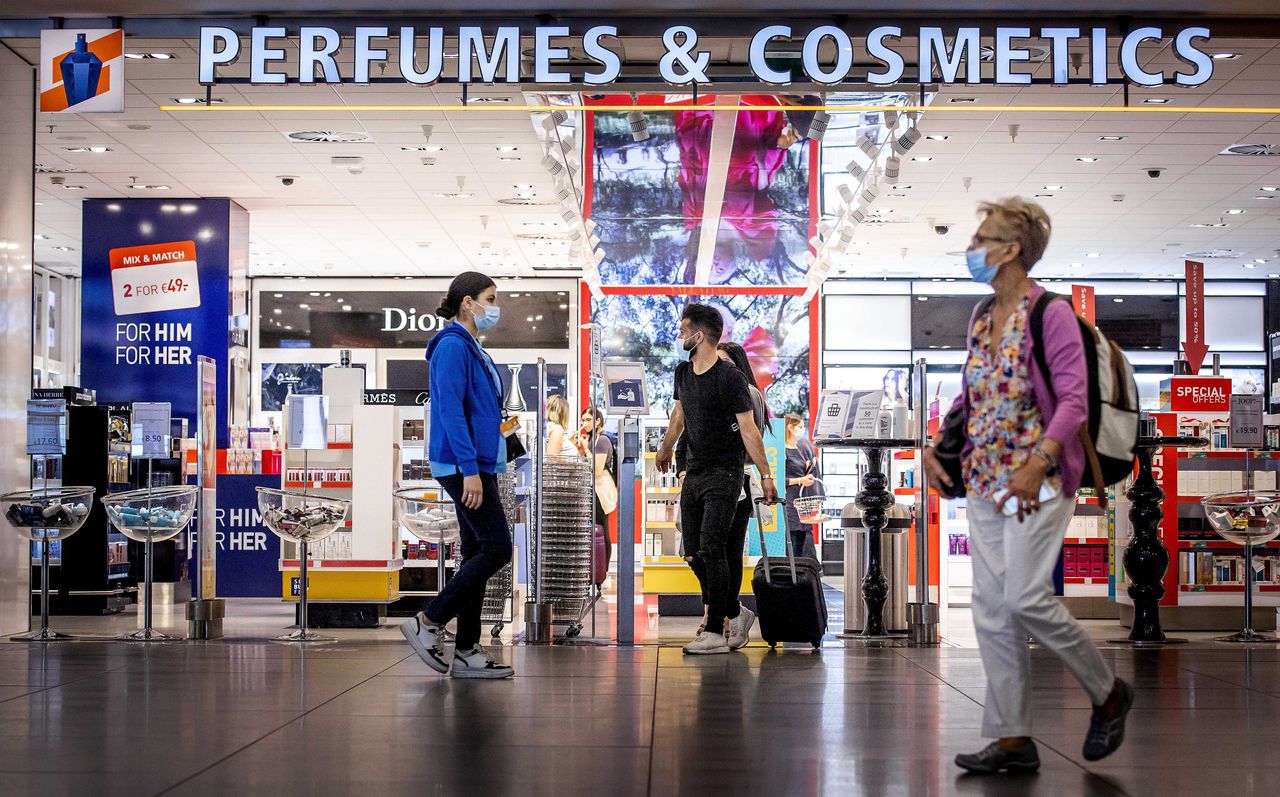 Luchthaven Schiphol verwacht meer reizigers nu de besmettingscijfers dalen. Foto Koen van Weel