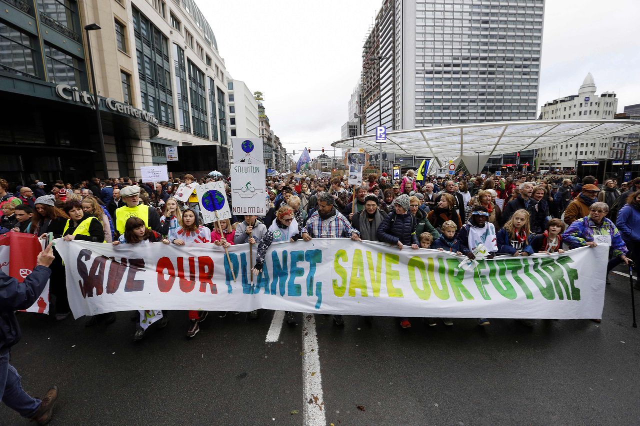 Deelnemers aan de klimaatmars die zondag in Brussel werd gehouden: 'Red onze planeet, red onze toekomst'.