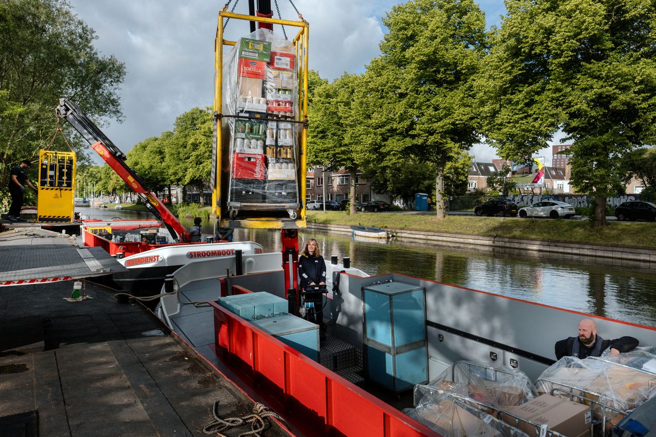 Utrecht prioritizes water transport over sinking roads for city center deliveries