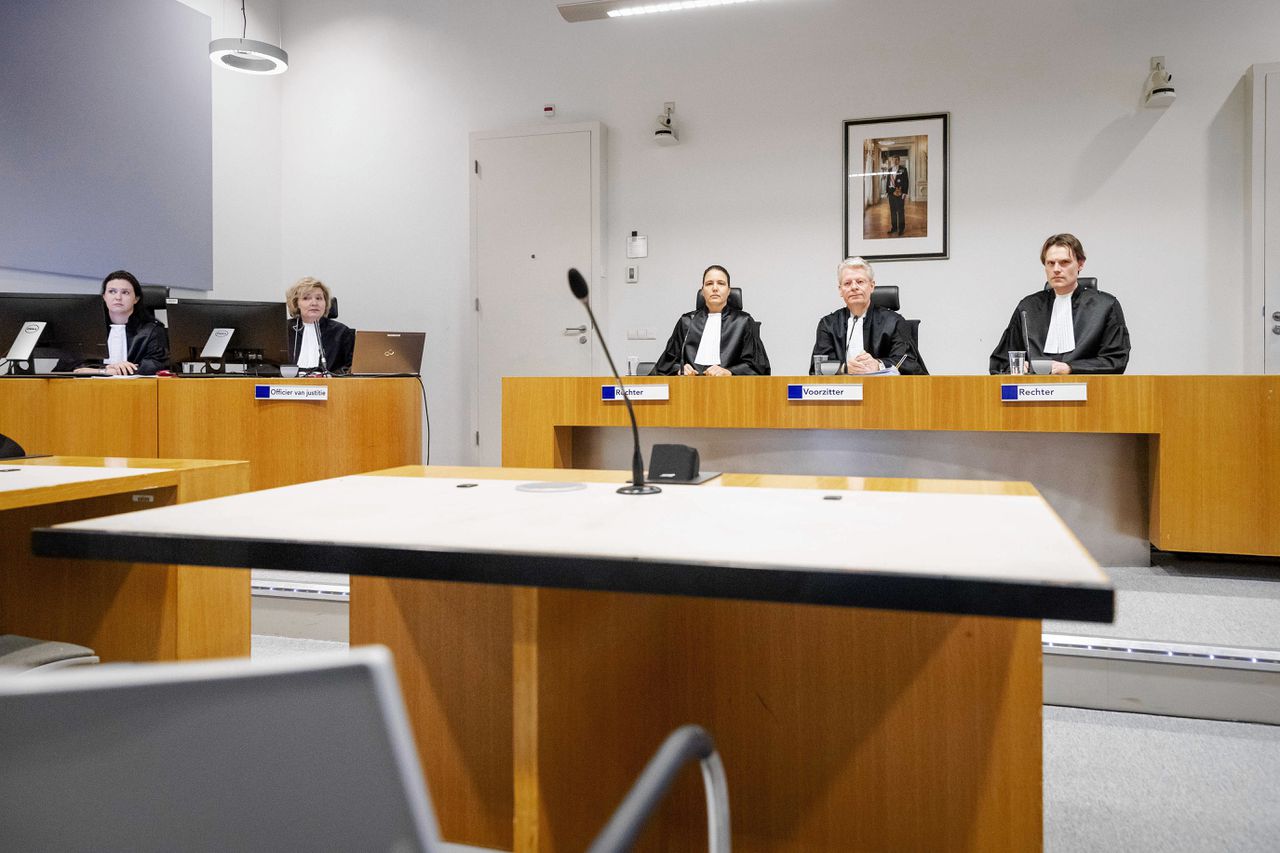 De rechters en officieren van justitie tijdens een fotomoment voorafgaand aan de rechtszaak tegen Gökmen T., de verdachte van de schietpartij in Utrecht.