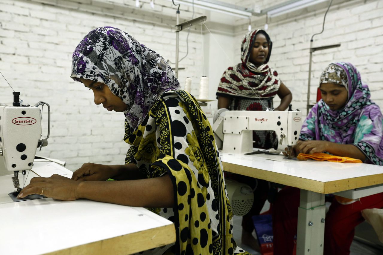 Vroegere werknemers van de ingestorte kledingfabriek in Dhaka (Bangladesh) op hun nieuwe werk. De ramp in de fabriek vormde de opmaat naar het kledingconvenant dat in 2016 werd gesloten in Nederland.