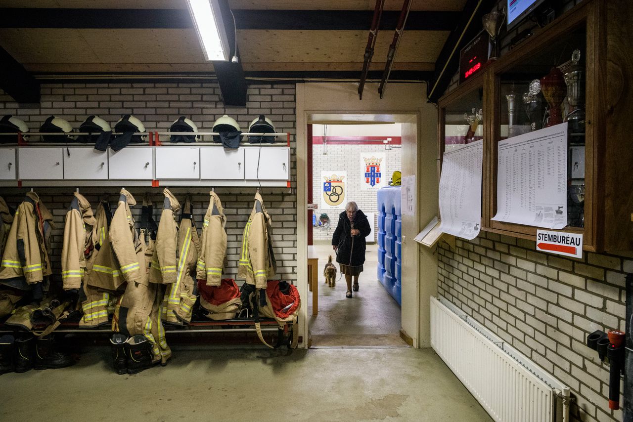 Een stembureau in de brandweerkazerne in Vledder (gemeente Westerveld).
