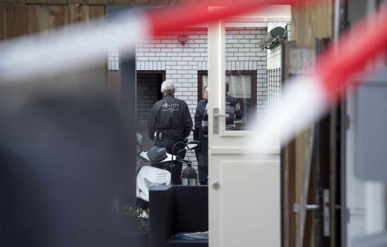Politiemedewerkers bij het huis waar een man gisteren met een uzi om zich heen schoot.
