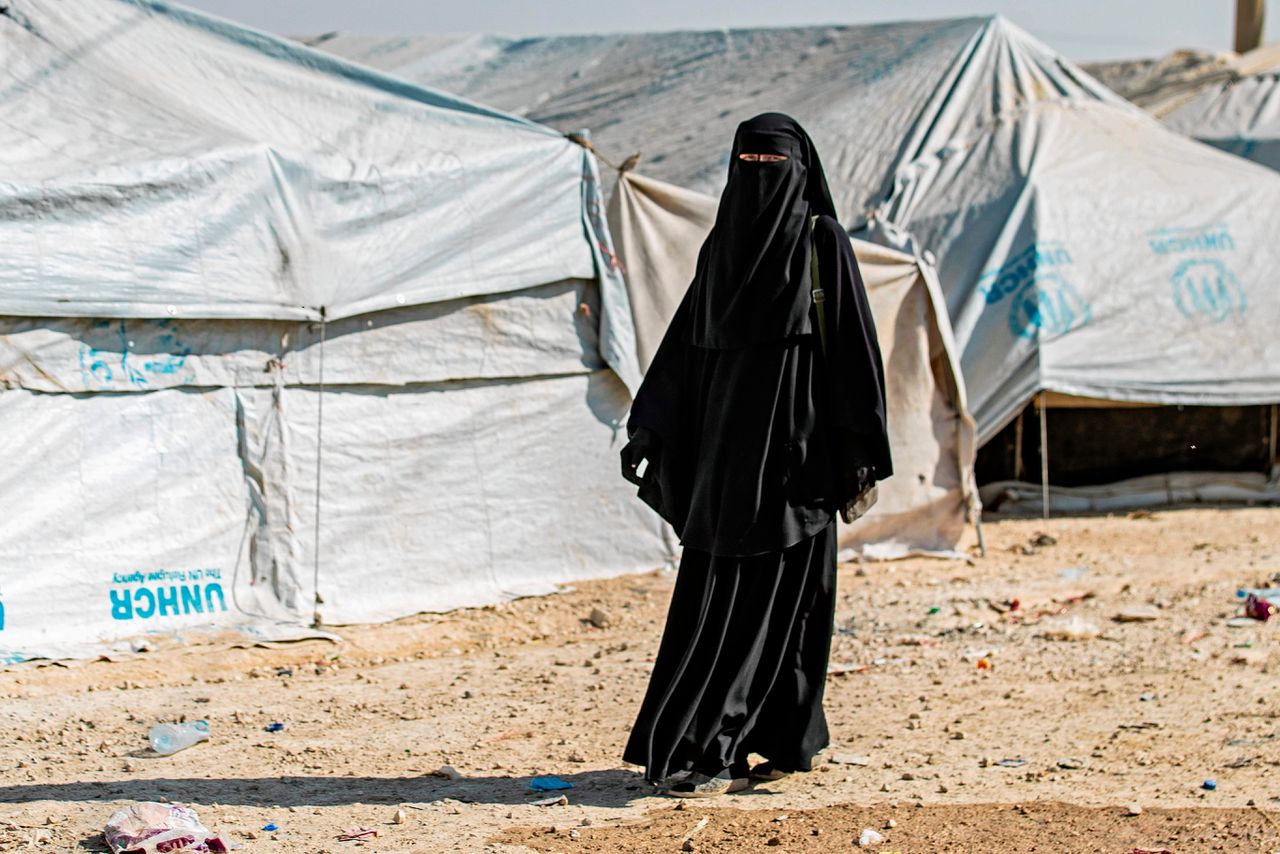 Foto een vrouw in het kamp Al-Hol in Noord-Syrië.