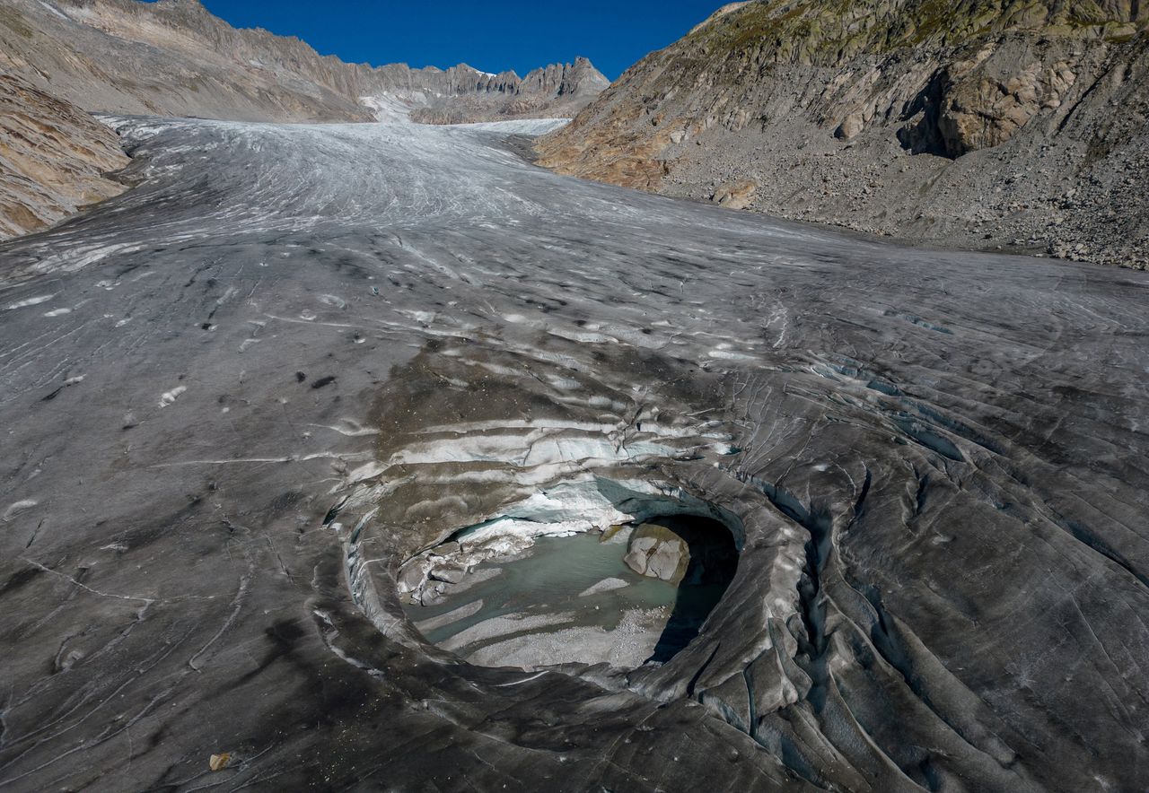 Sneeuwtekort en recordtemperaturen doen Zwitserse gletsjers ‘dramatisch’ smelten 