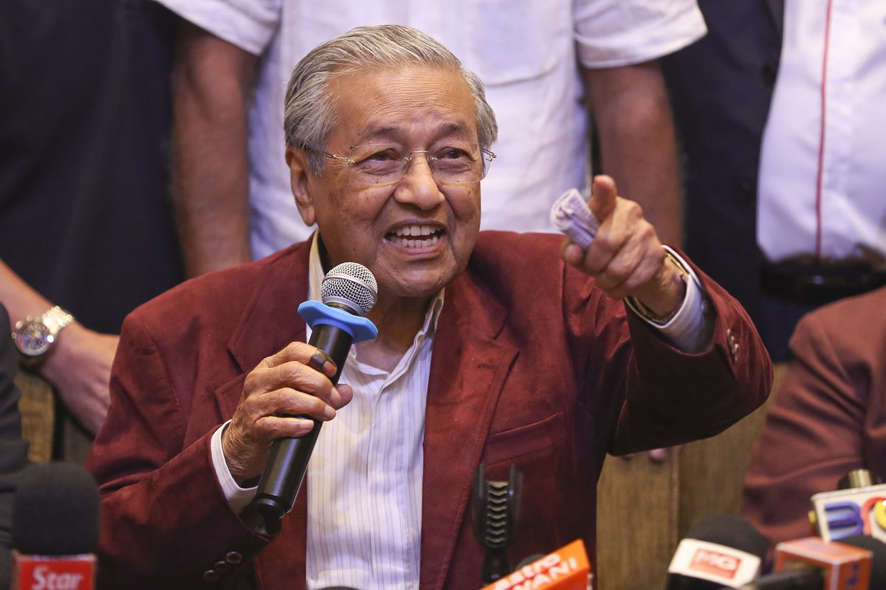 De opgetogen 92-jarige oppositieleider Mahathir Mohamad op de persconferentie na zijn onverwachte verkiezingsoverwinning.