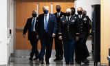 President Donald Trump (tweede van links) draagt voor het eerst een mondkapje in het openbaar, zaterdag bij een bezoek aan het  Walter Reed National Military Medical Center in Bethesda, Maryland.