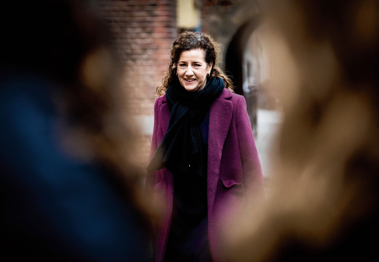 Minister Ingrid van Engelshoven (Cultuur, D66) loopt in december het Binnenhof op, op weg naar de ministerraad.