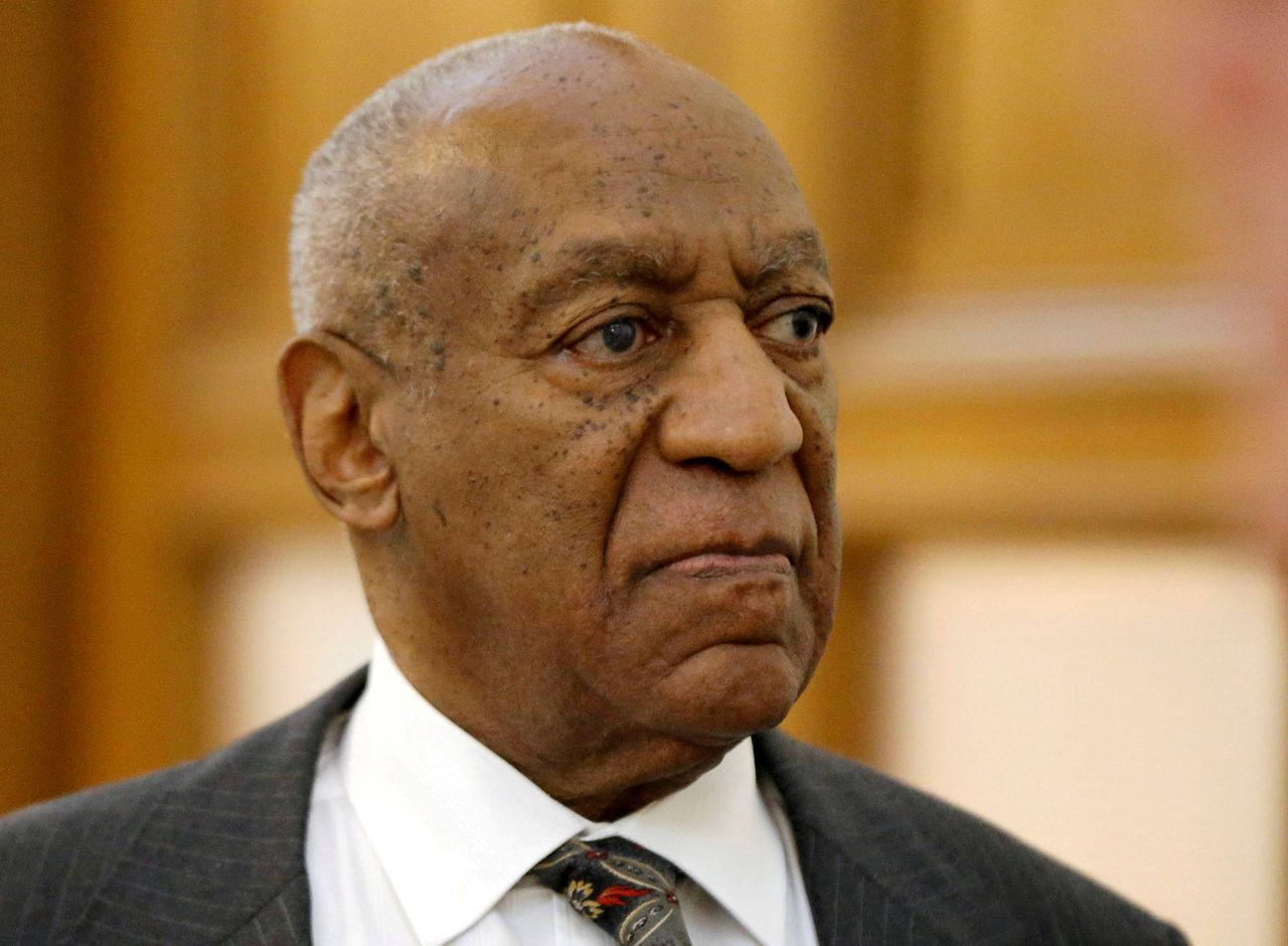 Bill Cosby verlaat de rechtbank in Pennsylvania in mei 2016.