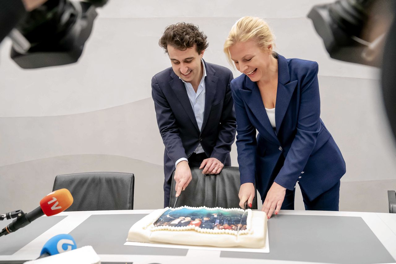 Jesse Klaver (GroenLinks) en Attje Kuiken (PvdA) snijden samen een taart aan, een dag na de Provinciale Statenverkiezingen. Ze willen Rutte IV alleen steunen „als het kabinet echt kiest voor een sociale en groene koers”.