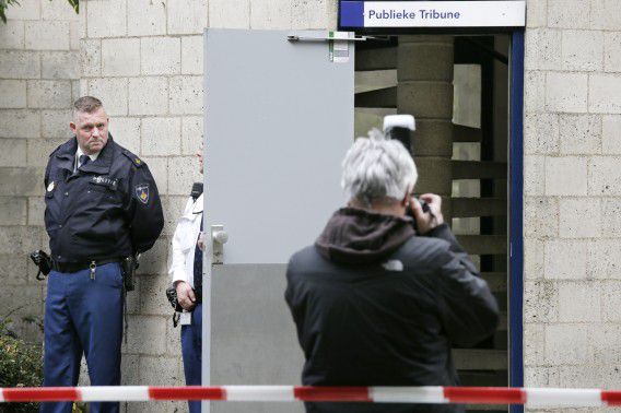 Een politieagent voor de ingang naar de publieke tribune van een zaal in de Bredase rechtbank.