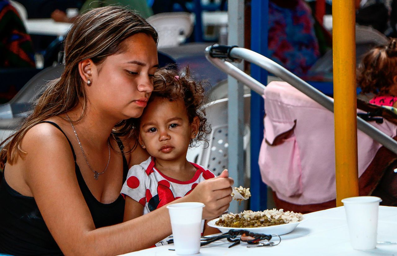 Venezolanen krijgen voedsel uitgedeeld in een gaarkeuken.
