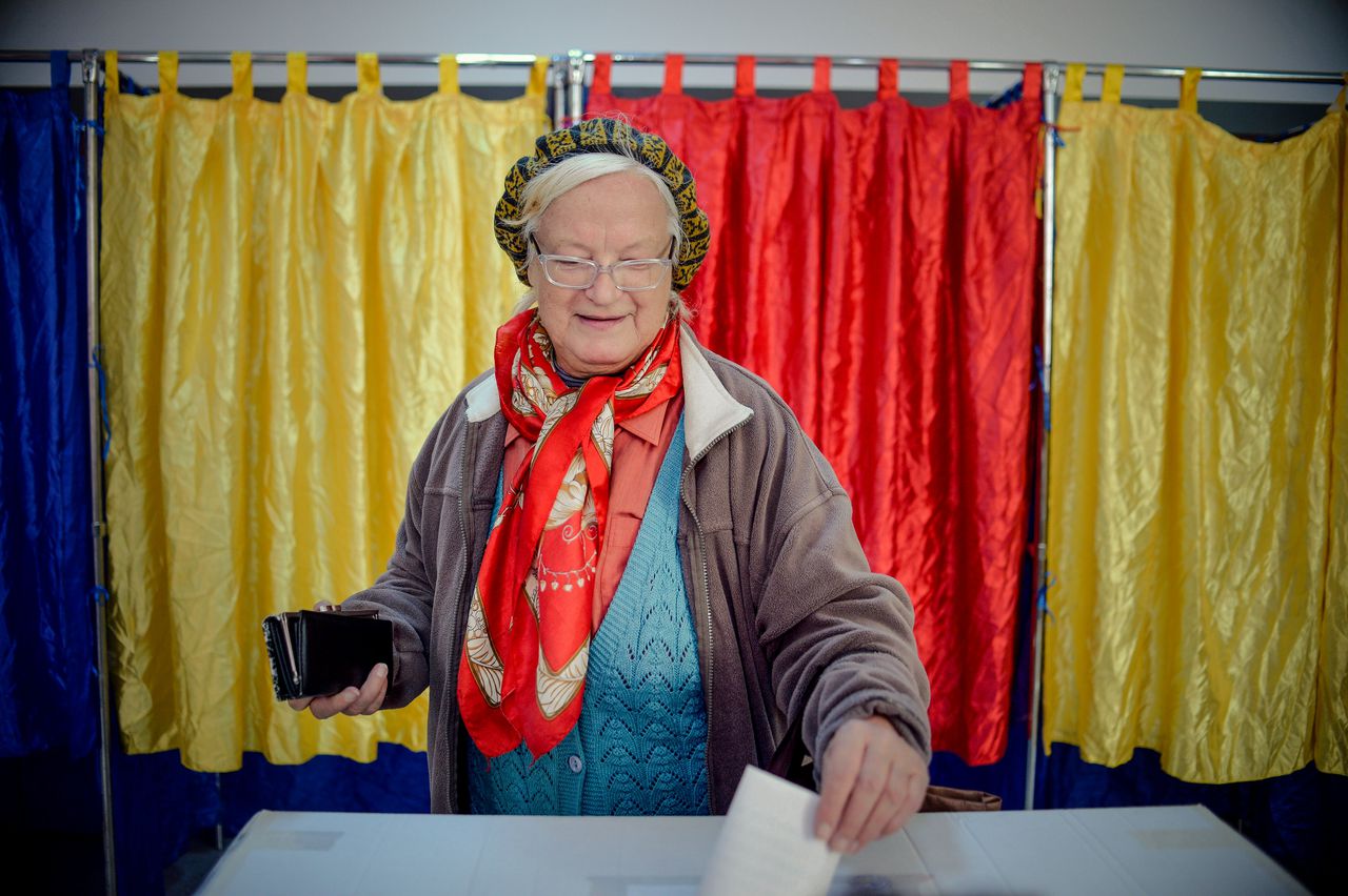 Een oudere vrouw brengt zondag haar stem uit in het referendum voor een verbod tegen het homohuwelijk.