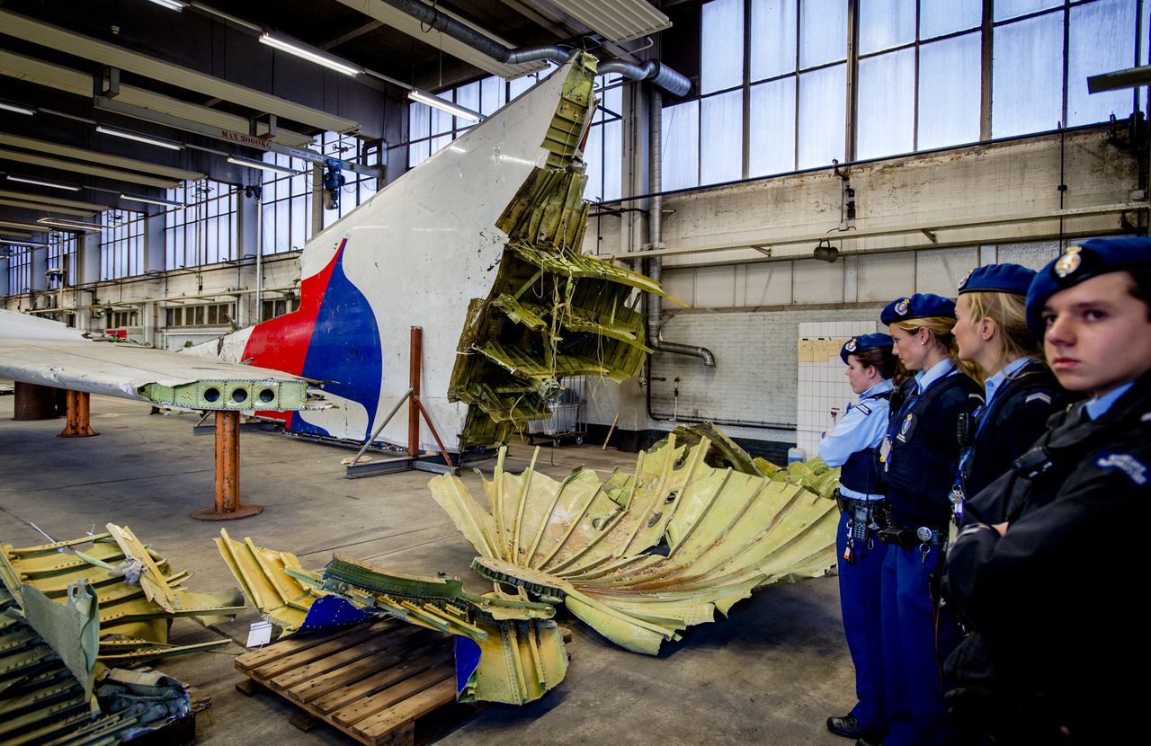 Wrakstukken van het toestel met vlucht MH17 liggen op vliegbasis Gilze-Rijen tijdens de bezichtiging voor nabestaanden van de slachtoffers van de ramp. De wrakstukken kwamen in december aan op de vliegbasis. Daar zijn ze gecontroleerd, gefotografeerd en gesorteerd op belangrijkheid voor het onderzoek.