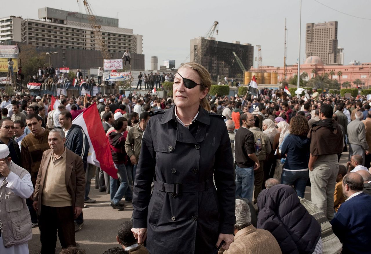 Oorlogsjournalist Marie Colvin in 2011 op het Tahrirplein in Kairo bij het begin van de Arabische Lente.