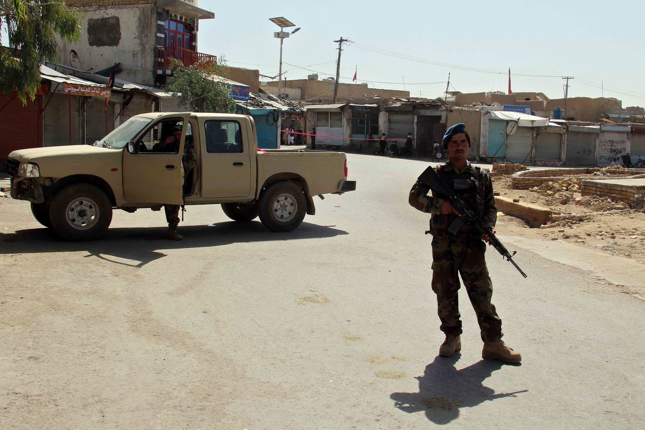 Afghaanse militairen beveiligen de straat in Kandahar. Beeld uit september.