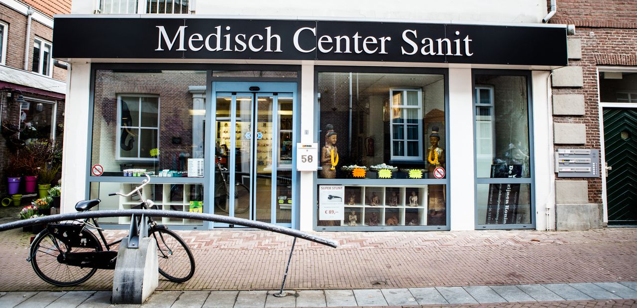De gevel van Medisch Centrum Sanit, de praktijk van de neparts uit Huissen.