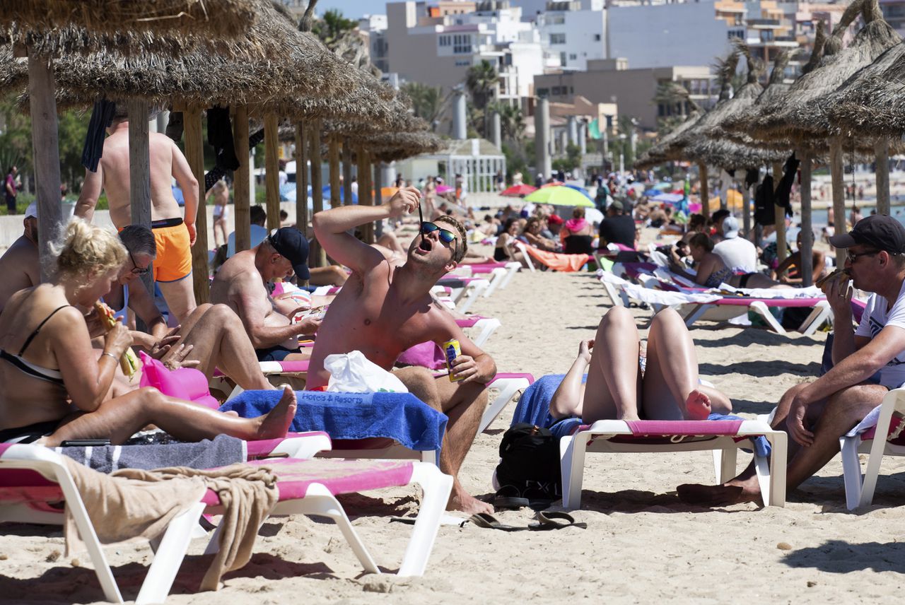 Toeristen op het strand in Mallorca.