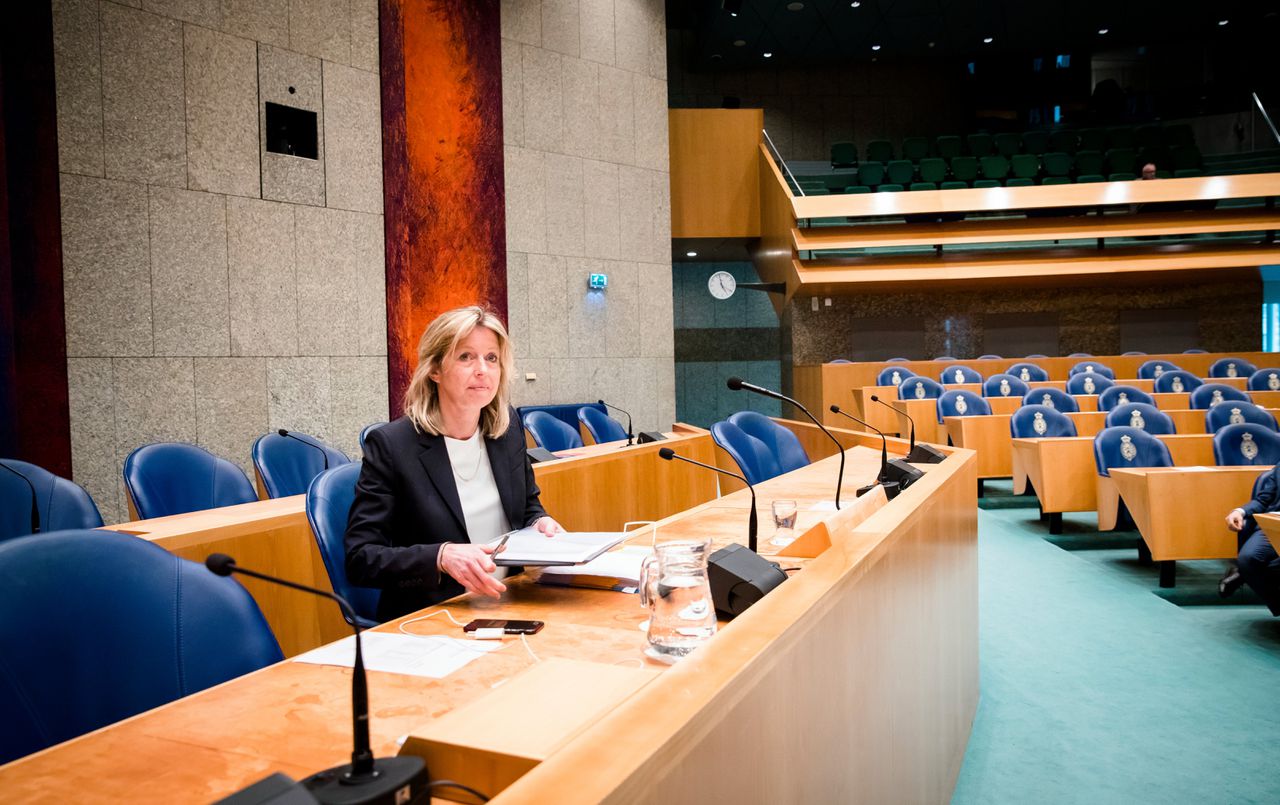 Minister Kajsa Ollongren (Binnenlandse Zaken, D66) tijdens het debat over de uitslag van het referendum over de Wet op de inlichtingen- en veiligheidsdiensten (Wiv) in de Tweede Kamer.