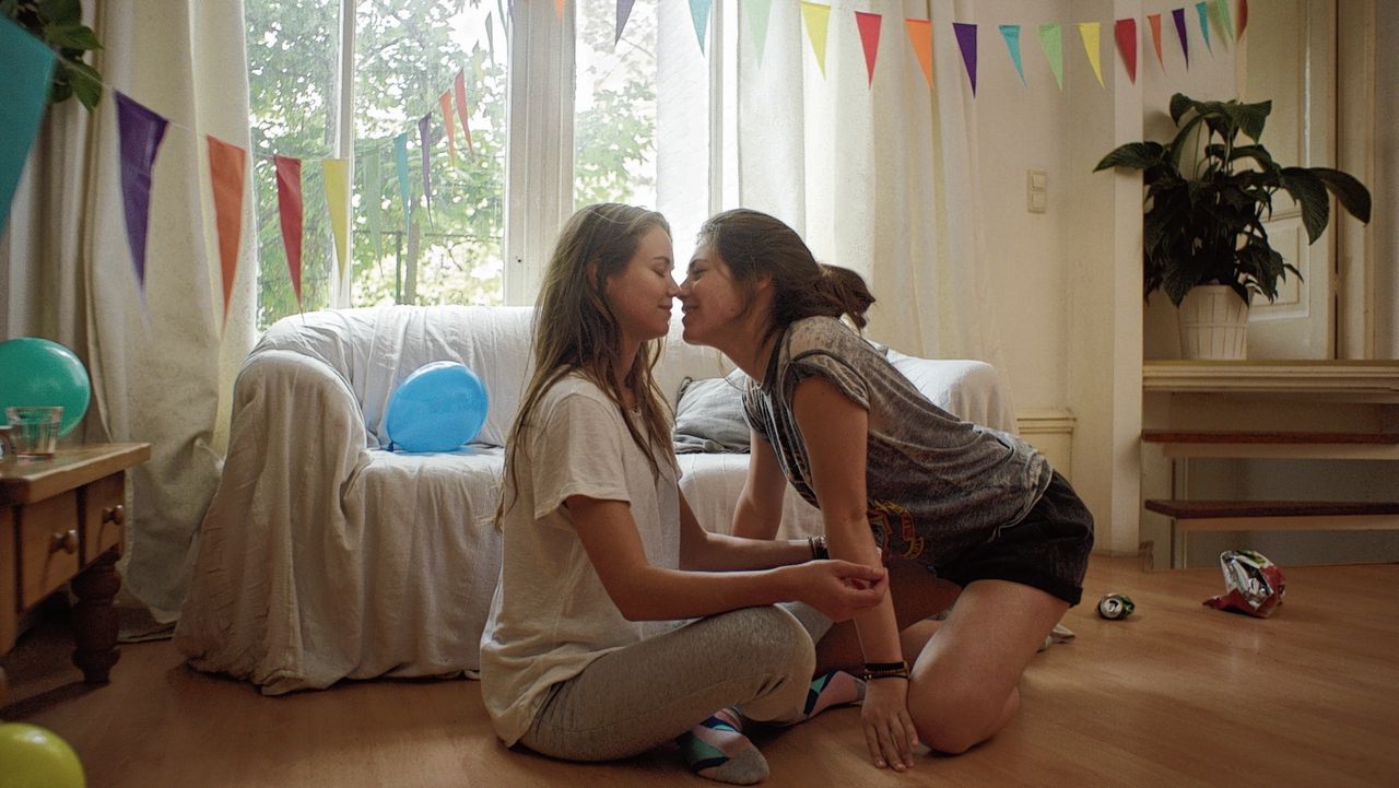 Student Anne (Hanna van Vliet, rechts) verstoort de meditatie van haar vriendin Lily (Eline van Gils). De webserie Anne+ ging deze maand in première op het Nederlands Filmfestival.