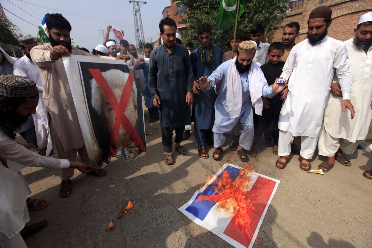 Demonstranten in Peshawar verbranden portretten van Wilders, vrijdag.