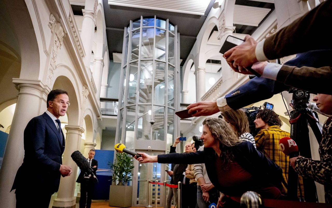 Premier Rutte staat de pers te woord op het ministerie van Algemene Zaken na afloop van een vervolggesprek over de uitslag van de Provinciale Statenverkiezingen.