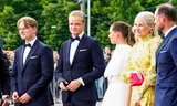 Marius Borg Høiby (tweede van links) naast zijn stiefvader, kroonprins Haakon (rechts) en zijn moeder Mette-Marit (tweede van rechts) in Oslo. – Foto Lise Aserud/NTB/AFP/Norway Out