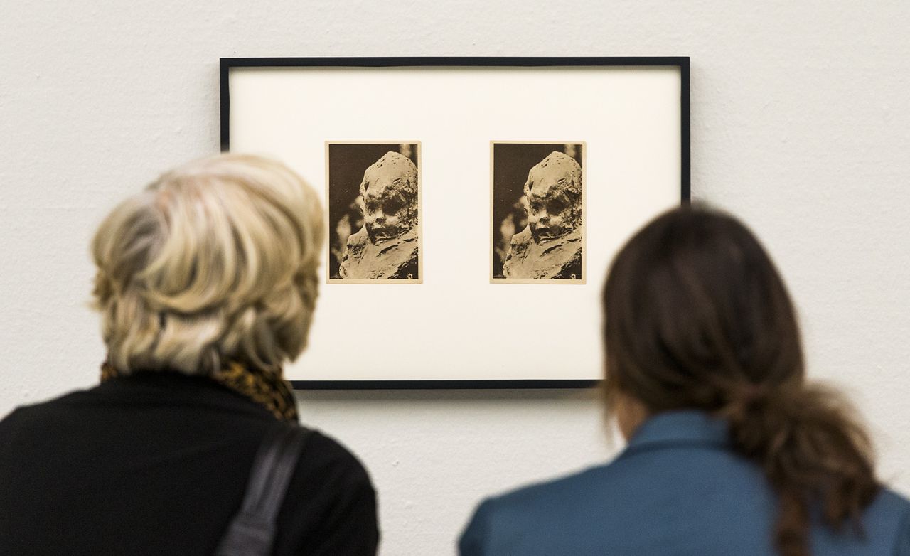 Bezoekers bekijken een kunstwerk op de tentoonstelling Brancusi, Rosso, Man Ray - Framing Sculpture in Museum Boijmans Van Beuningen.