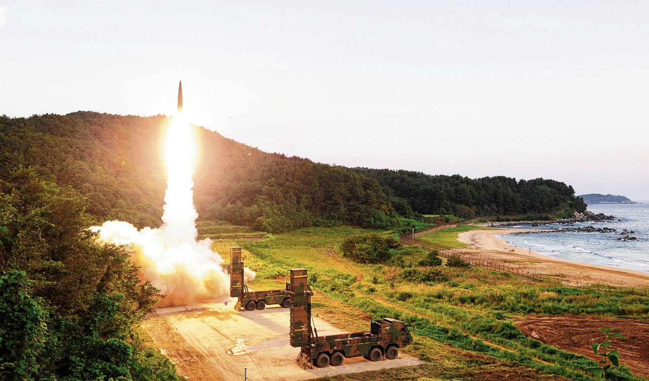 Het Zuid-Koreaanse ministerie van Defensie gaf deze maandagochtend een foto vrij van het raketsysteem Hyunmu-2 dat gebruikt is bij een legeroefening. De locatie is geheimgehouden.
