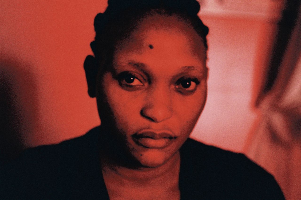 Véro Tshanda Beya Mputu, een worstelende zangeres en moeder in Félicité.