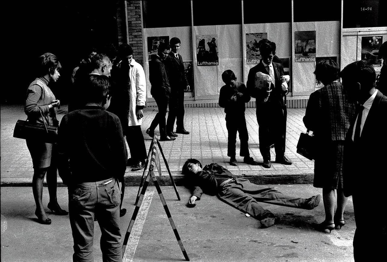 Jongen op straat in Bogotá, Colombia. De fotograaf weet niet zeker of de jongen is overleden.