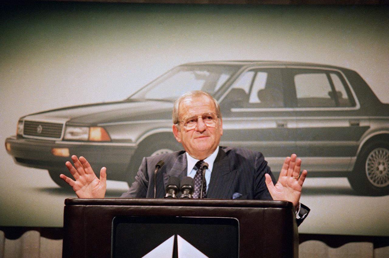 Voormalig Chrysler en Ford-directeur Lee Iacocca in 1989 tijdens een persconferentie.