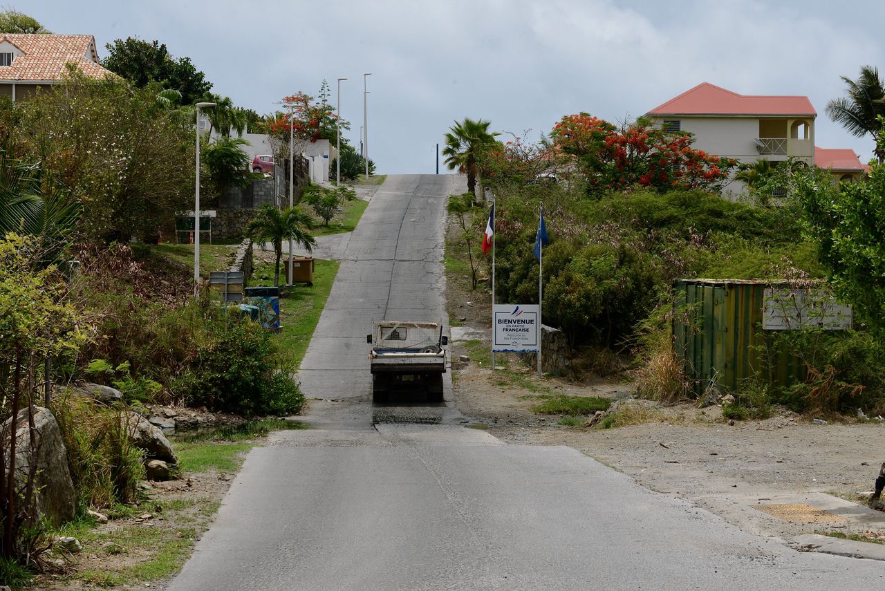 Grensovergang tussen Sint Maarten (voor) en Saint-Martin. Het Nederlandse deel was na orkaan Irma weer eerder in bedrijf, nu in de coronacrisis zorgt Frankrijk beter voor de inwoners, vinden velen.
