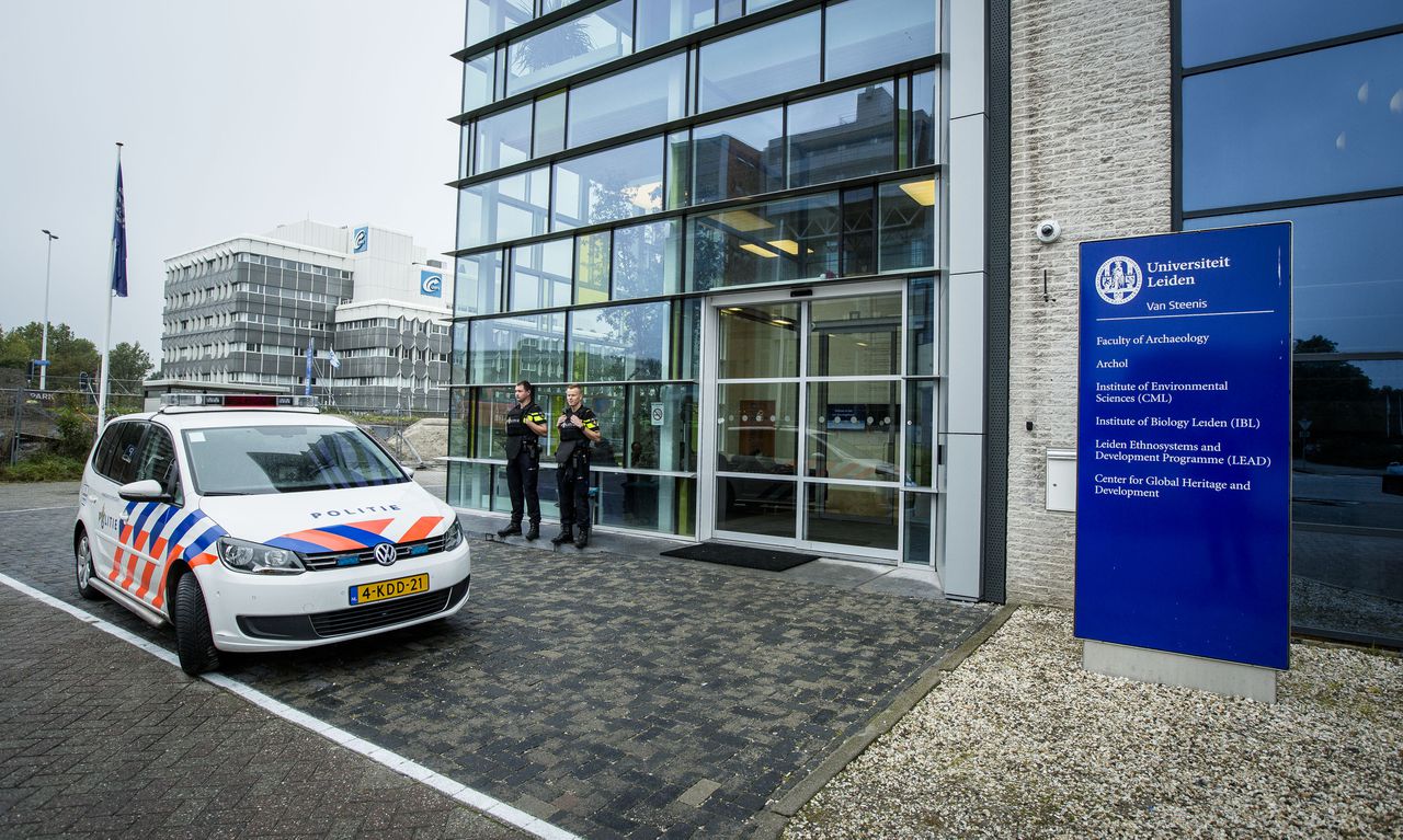 Politieagenten beveiligen een gebouw van de Universiteit Leiden aan de Eindsteinweg.
