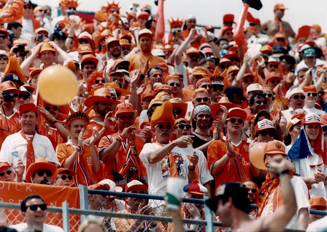 Supporters van het Nederlands elftal betaalden op het vorige WK in de VS, in 1994, gemiddeld 40 euro voor een poulewedstrijd. Hier tijdens de verloren wedstrijd tegen België (1-0) in  Orlando, Florida. 