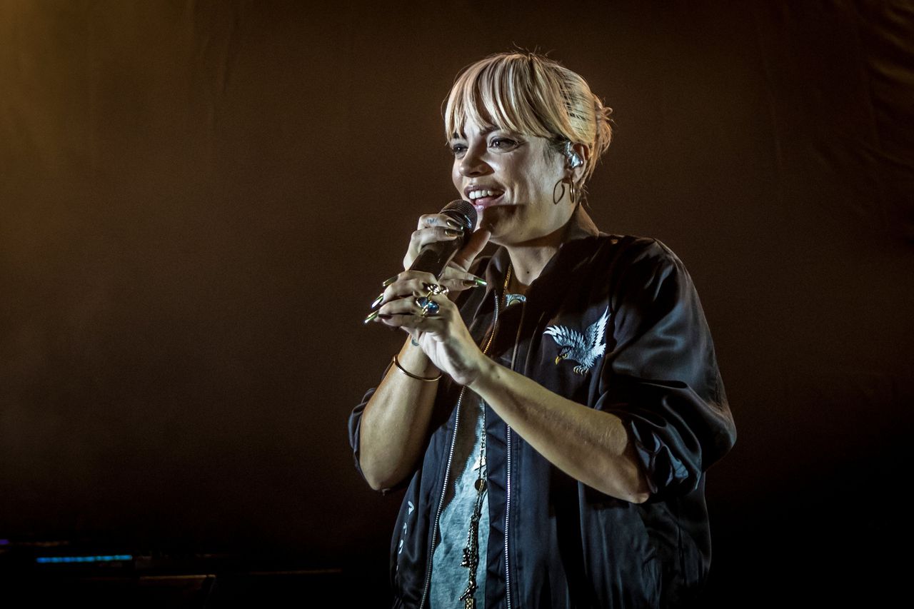 Nerveuze Lily Allen reflecteert stoer op zichzelf 