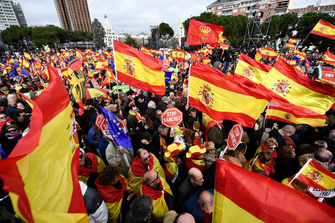 Demonstranten in Madrid, bij een protest tegen de premier Sanchez.