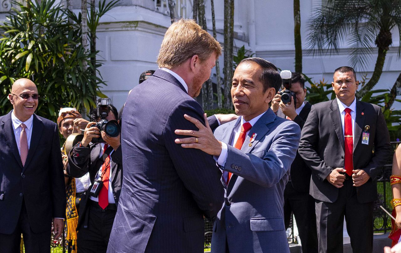 Koning Willem-Alexander en koningin Máxima worden verwelkomd op paleis Bogor door president Joko Widodo en zijn echtgenote Iriana. Het koningspaar brengt een vierdaags staatsbezoek aan Indonesië.