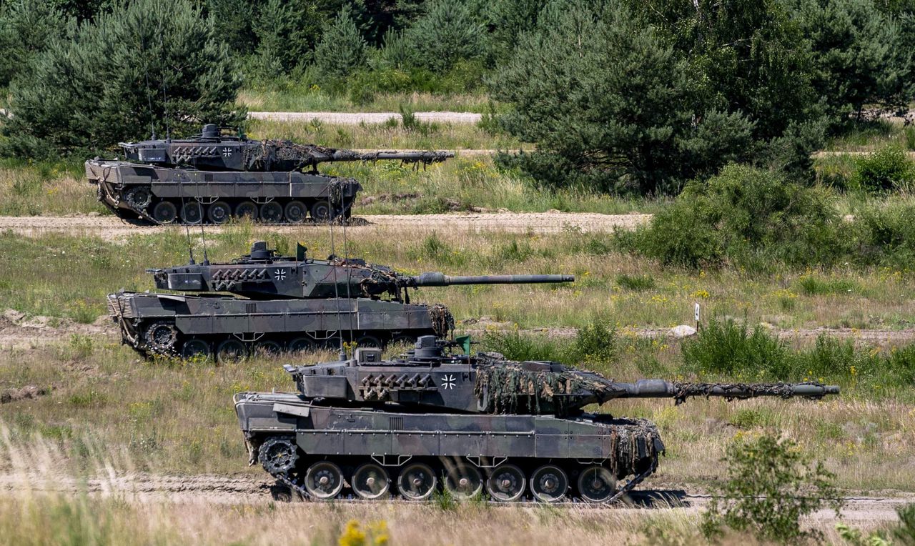Een oefening met tanks in het Duitse Bergen. De toeslagen die militairen krijgen voor oefeningen wordt fors verhoogd in de nieuwe cao.