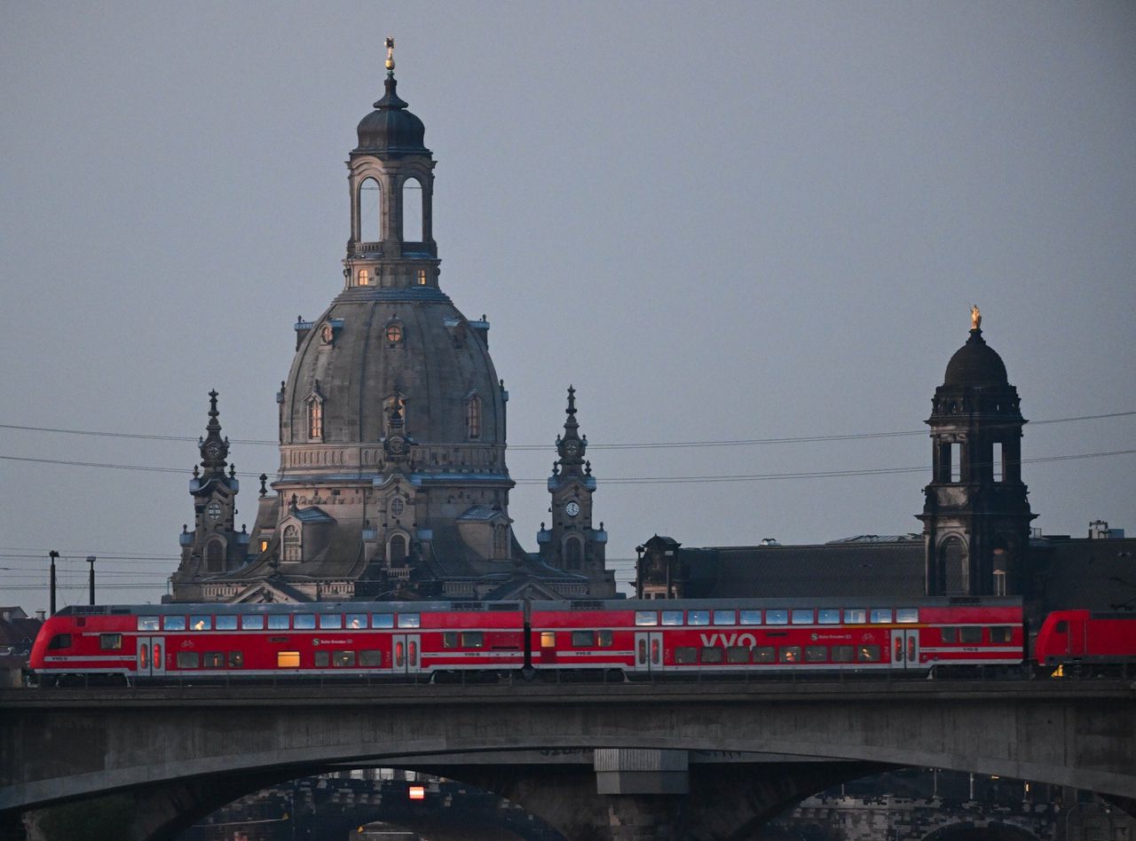 Een forensentrein rijdt over de Marienbrücke in Dresden, bij het historische centrum van de stad in het oosten van Duitsland. Vanaf woensdag mogen alle Duitsers drie maanden lang het hele land door reizen voor 9 euro per maand, als compensatie voor de gestegen energieprijzen en om brandstof uit te sparen.