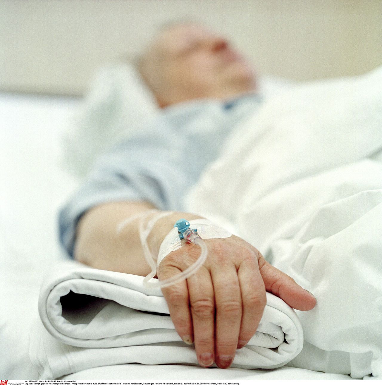 Een patiënt ligt aan het infuus. Foto Laif, Hollandse Hoogte Patient ligt aan het infuus in ziekenhuis. *** Local Caption *** 00660003