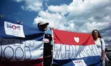 Demonstratie tegen de NOS en de coronamaatregelingen voor het NOS-gebouw in Hilversum.