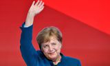 Merkel zwaait na een toespraak bij het partijcongres van de CDU in december 2018 in Hamburg, waarbij ze het leiderschap van de partij overdroeg. 